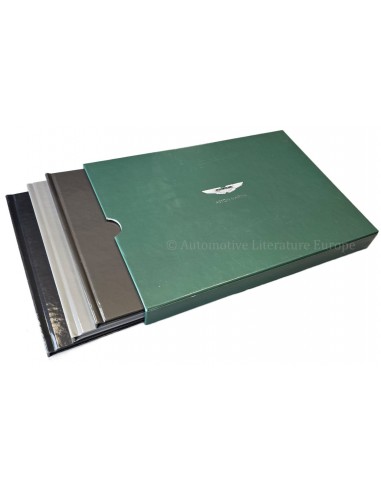 2001 ASTON MARTIN PROGRAMMA BROCHURE BOX DUITS | ENGELS