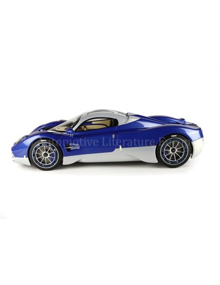 2023 PAGANI UTOPIA BLU FIBRI DI CARBONIO BBR MODELAUTO 1/36