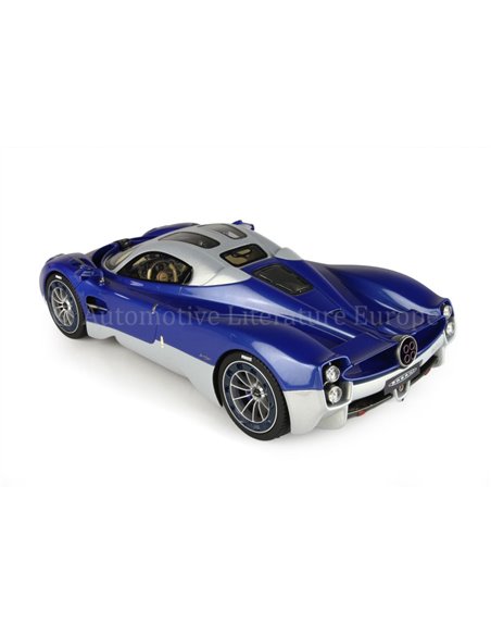 2023 PAGANI UTOPIA BLU FIBRI DI CARBONIO BBR MODELAUTO 1/36