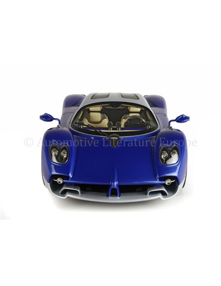 2023 PAGANI UTOPIA BLU FIBRI DI CARBONIO BBR MODELAUTO 1/36