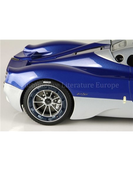 2023 PAGANI UTOPIA BLU FIBRI DI CARBONIO BBR MODELAUTO 1/36